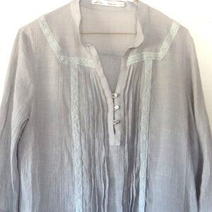 Used- Solitaire Embroidered Lt Gray- Rayon Crinkle  Tunic Top Crochet Lace